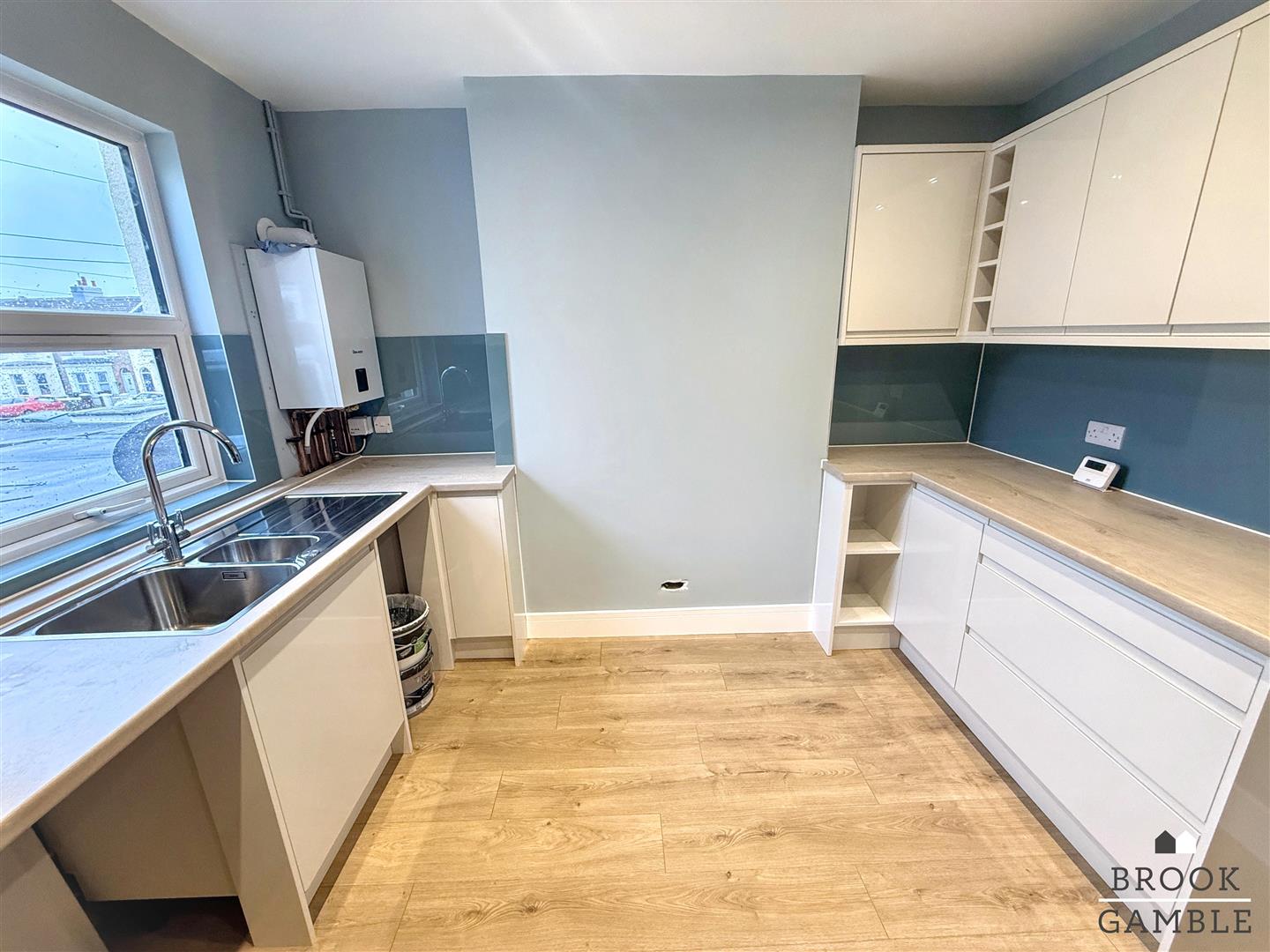 3 Bedroom Maisonette for Sale: £1,350. Seaside in Eastbourne, East Sussex